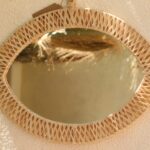 Miroir artisanal marocain oeil en raphia pour décoration murale.